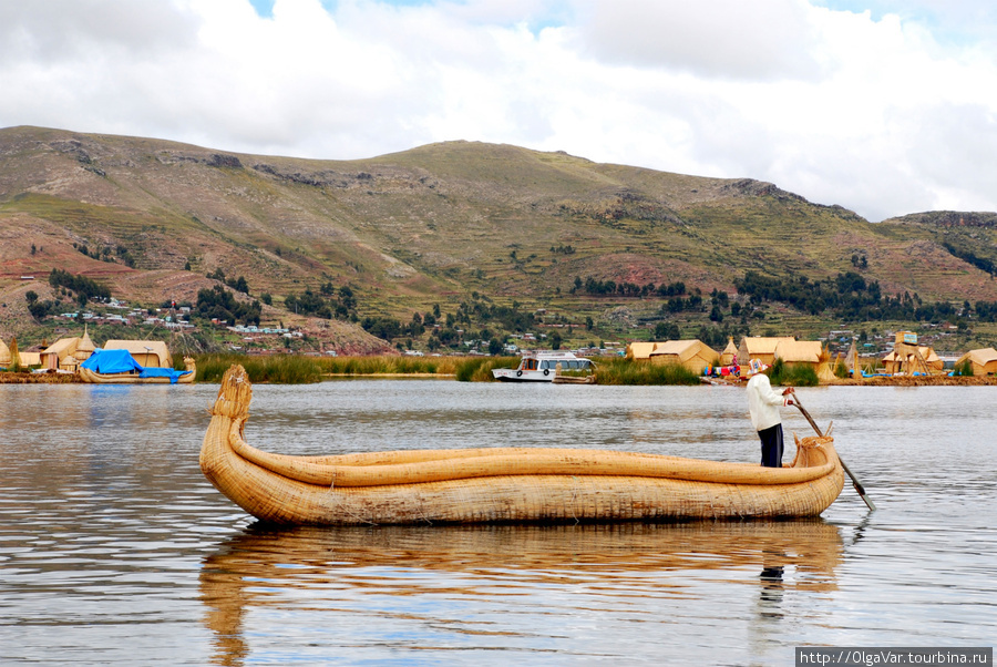 На таких лодках индейцы и сами передвигаются по озеру Озеро Титикака, Перу
