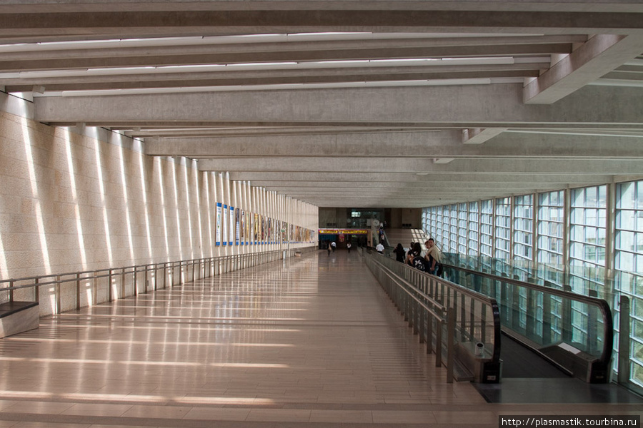 Пройдя паспортный контроль, пассажиры через длинный наклонный коридор попадают в звездообразное помещение, где расположены магазины Duty Free и рестораны. Практически все внутренние помещения аэропорта освещены естественным солнечным освещением, что не даёт пассажирам почувствовать приступ клаустрофобии. При этом в аэропорту не жарко даже летом. Тель-Авив, Израиль