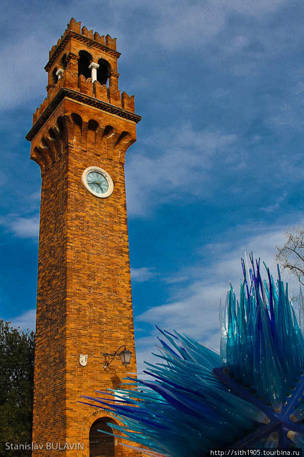 Часовая башня и еще одно изделие-памятник из стекла Венеция, Италия