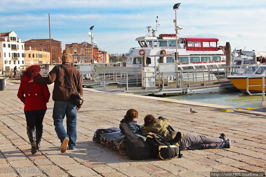 Туристы ждут своего корабля или просто отдыхают Венеция, Италия