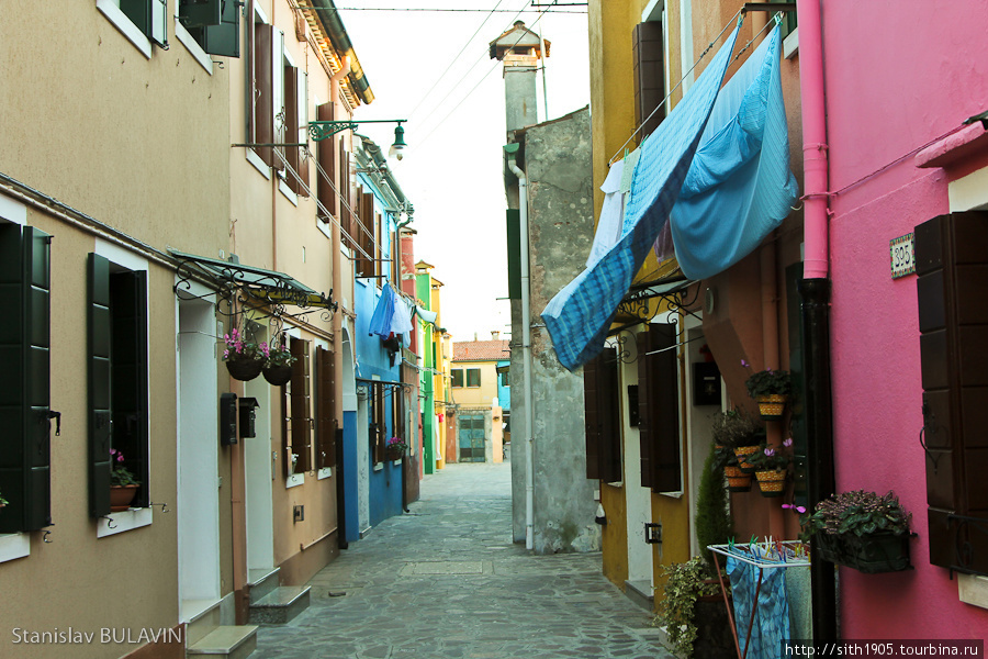 Улица в Бурано Венеция, Италия