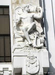 Здание украшено скульптурами.
