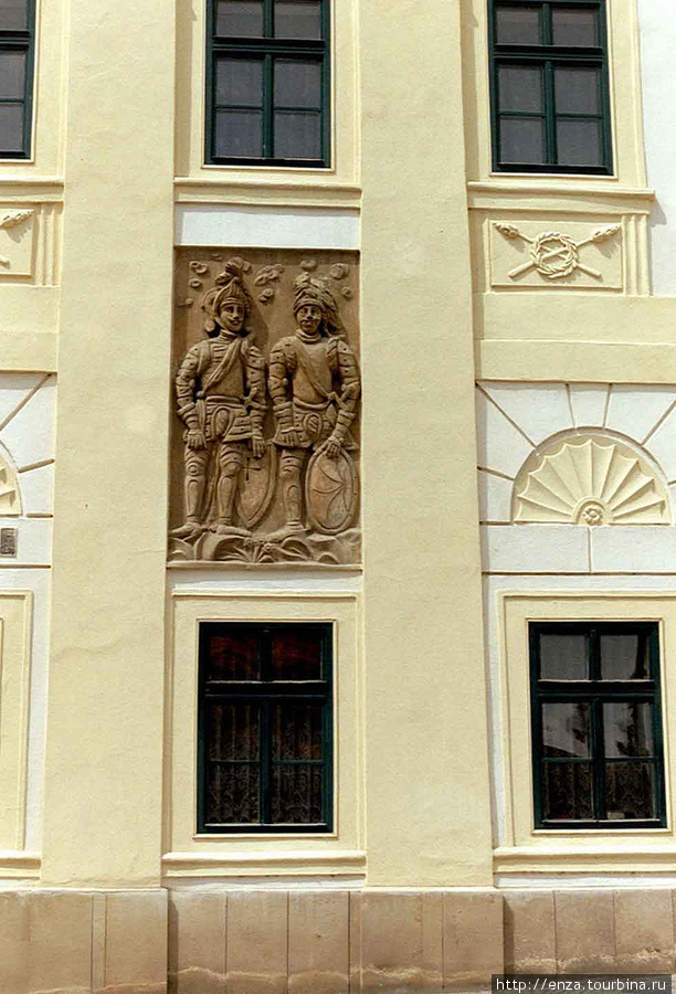 Дом рыцарей, на площади рядом с каменным фонтаном. Кутна-Гора, Чехия