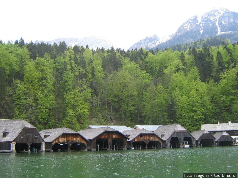 Ангары для катеров — вид с озера Рамзау-Берхтесгаден, Германия