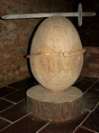 При входе в музей алхимии выставлено вот такое деревянное яйцо со змеиным поясом и саблей. Экспонат этот каким-то образом связан с именем знаменитого алхимика XVII в., но я в силу переизбытка впечатлений ничего более подробно сказать не могу.