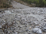 Река — можно перейти по камням вброд