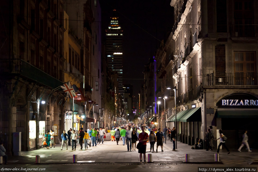 Улицы вокруг площади ярко освещены, некоторые пусты, другие же полны туристов Мехико, Мексика