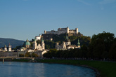 Крепость Хоэнзальцбург (нем. Hohensalzburg) — одна из крупнейших средневековых крепостей Европы. Расположена на вершине горы Фестунг рядом с Зальцбургом, Австрия.
Кропость давлеет над городом