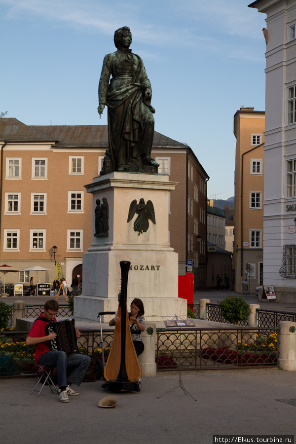 Памятник Моцарту. У подножия играет арфа и боян. Очень красиво. Зальцбург, Австрия
