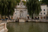 Фонтан — Нептун (скульптор Антон Пфаффингер. 1732 г.), раньше в фонтане (официально — тут была их купальня!) плескались лошади Соборного совета.