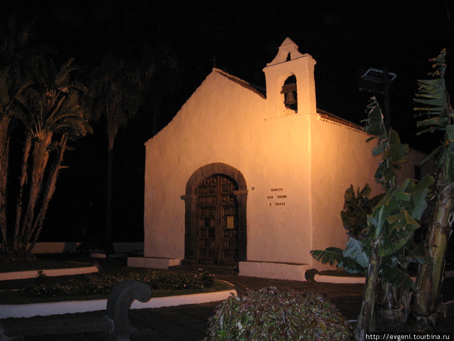 Пуэрто Круз-часовня Сан-Тельмо-вечером Пуэрто-де-ла-Крус, остров Тенерифе, Испания