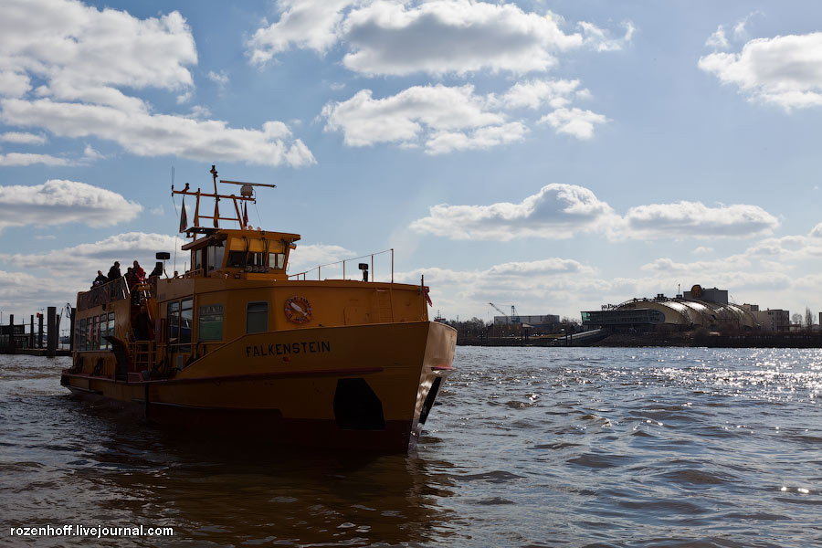 Кораблики, которые как общественный транспорт, развозят людей по порту: Гамбург, Германия