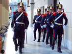 Чеканный шаг гранадеррос  перед зданием, где упокоен прославленный генерал Сан-Мартин