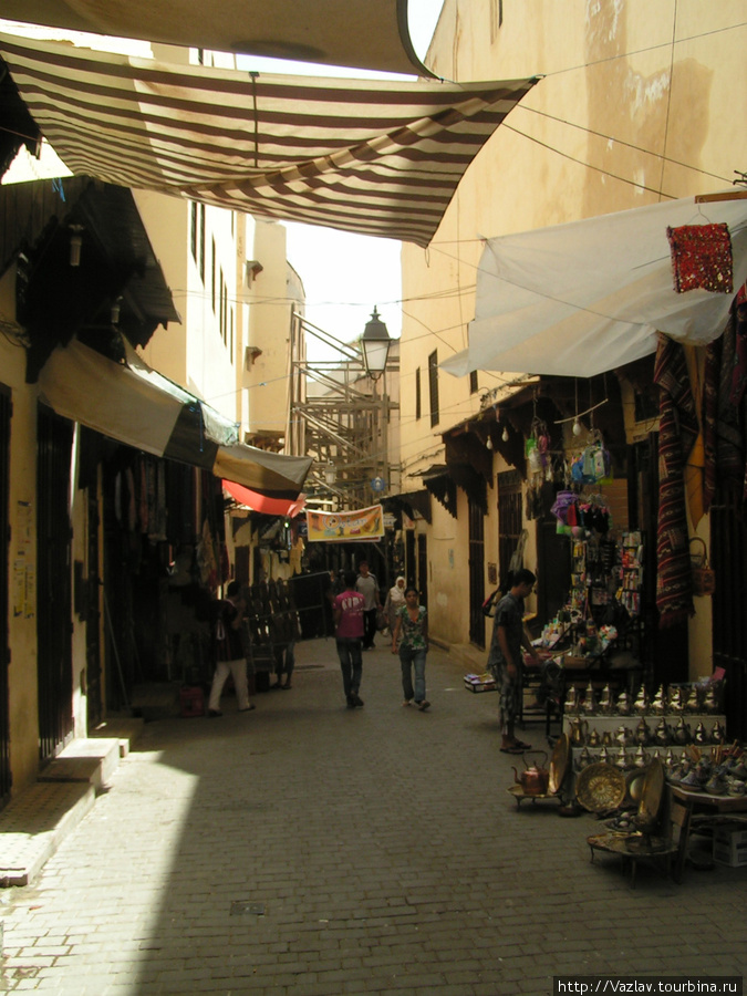 На улочке Медины Фес, Марокко