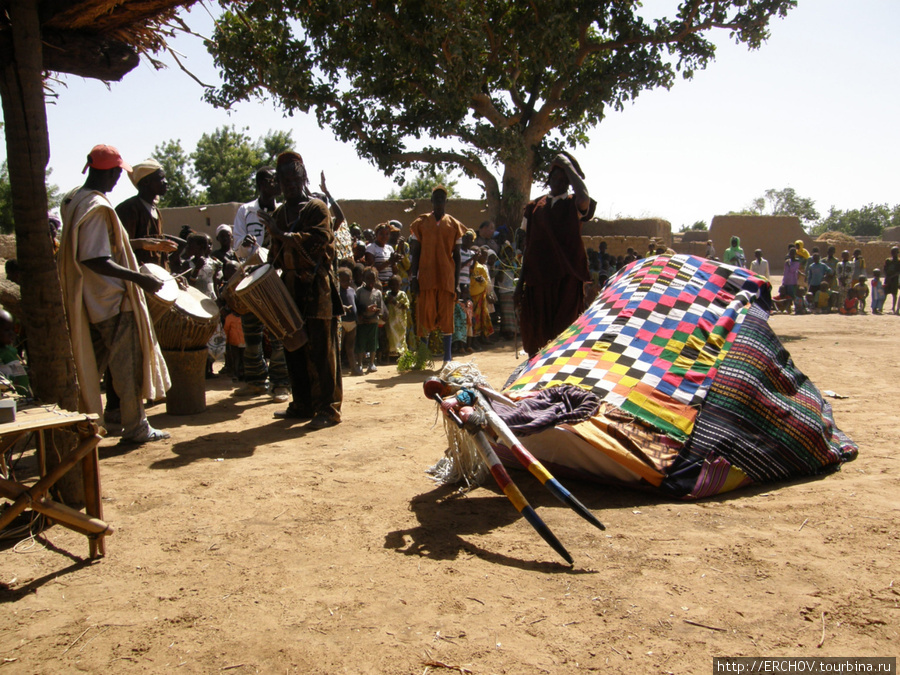 Африканская бабочка и её жители. 34. Танцы народа Бамбара Область Мопти, Мали