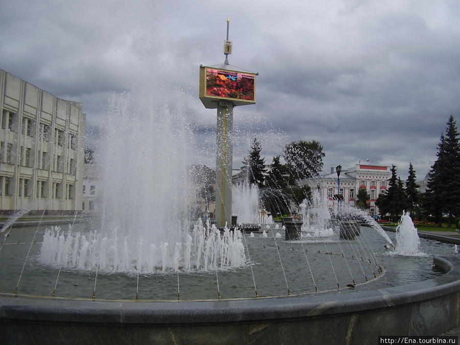 Фонтан-часы на ул. Андропова, призванный отсчитывать время до 1000-летия города Ярославль, Россия