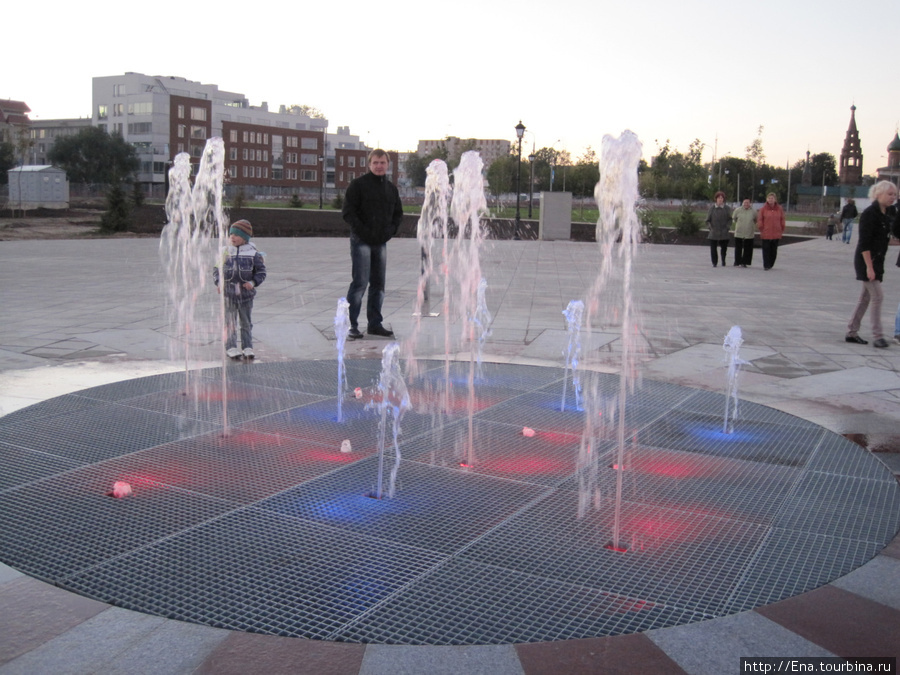 Фонтан в парке 1000-летия Ярославля интерактивный. Струи танцуют под вашим руководством