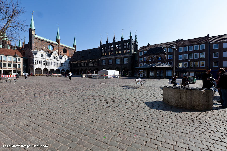 Площадь перед городской ратушей. Самая старая действующая ратуша в Германии. Любек, Германия