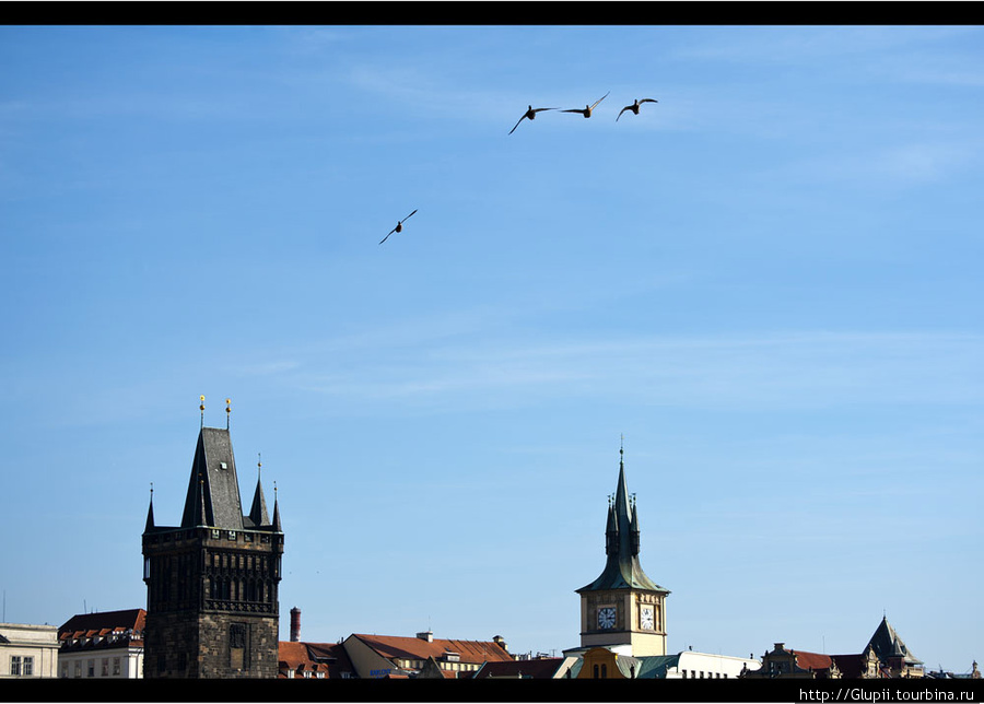 Пролетая над шпилями рвущихся ввысь башен. Прага, Чехия