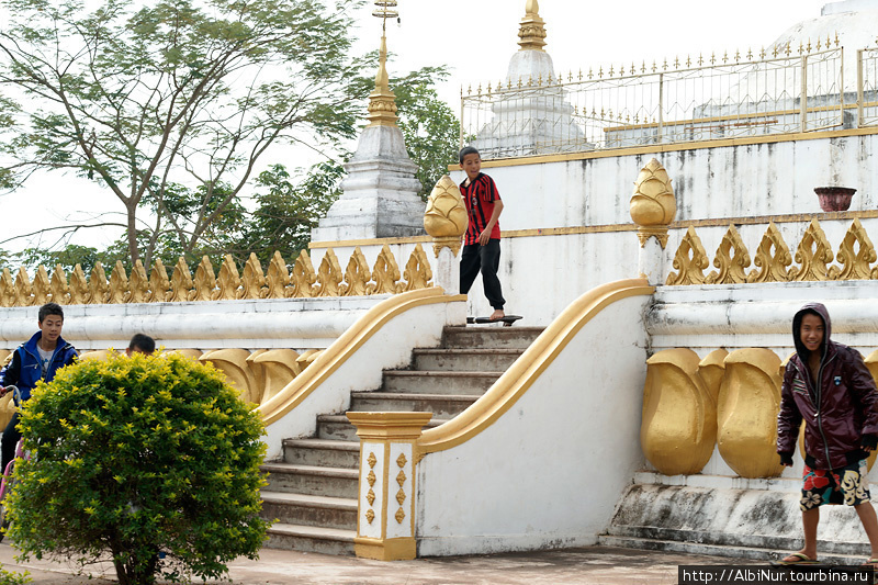 Буддизм пророс корнями глубоко в жизнь лаосцев. К примеру, дети не видят в священной ступе религиозного сооружения, для них это просто удобная площадка для катания на скейтах. Монахи, сами не намного старше этих детей, с улыбкой наблюдают за ними. Сай, Лаос