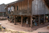 Традиционный лаосский дом на сваях. В сезон дождей это помогает сохранить дом сухим. Под домом, в тени лаосцы пережидают полуденный зной, или работают. Например здесь кустарное ткацкое производство.