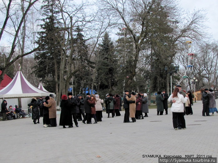 Главная аллея Верхнего парка выводит на большую площадку.

8 марта в городском парке им Горького. Краснодар, Россия