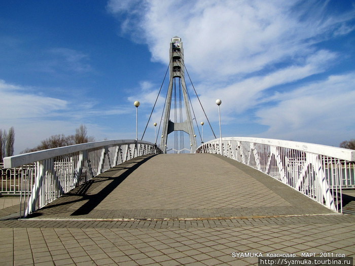 Красивый пешеходный мост перекинут через залив Затон. Краснодар, Россия