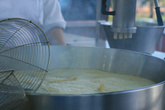 процесс приготовления испанских пончиков чуррос