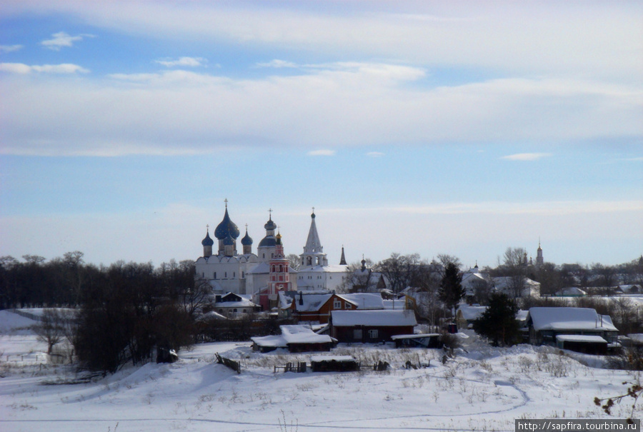 С высокого холма виден Суздальский кремль. Суздаль, Россия