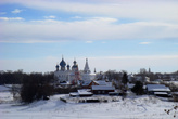 С высокого холма виден Суздальский кремль.