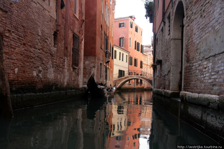 На гондоле по венецианским каналам Венеция, Италия