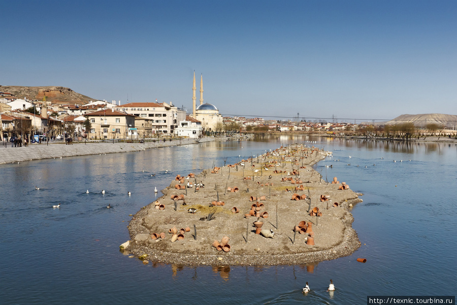 Островок на речке, где горшки обживают водоплавающие Аванос, Турция