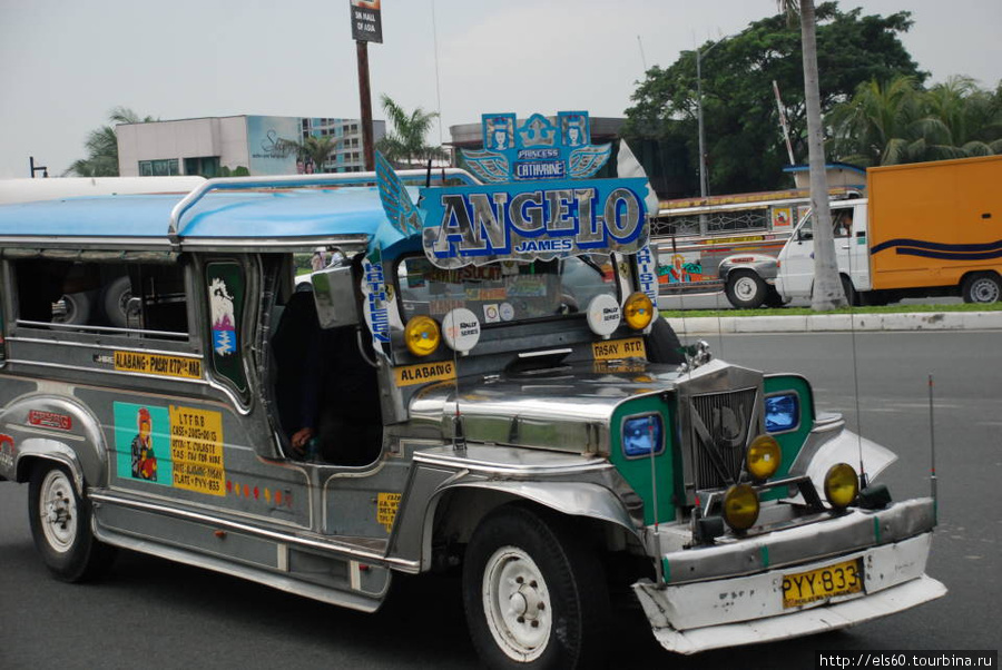 Это конечно, не Хилтон, но количество нержавеющего железа, понавешенного на автомобиль впечатляет. Манила, Филиппины