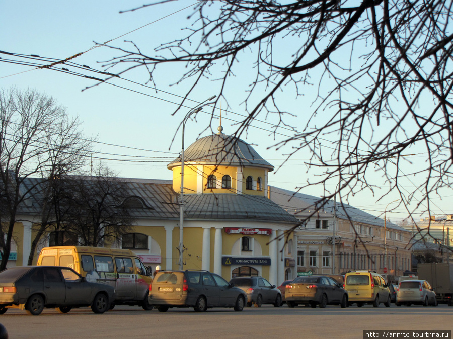 Торговые (Хлебные) ряды по ул. Кольцова. Башня со шпилем.