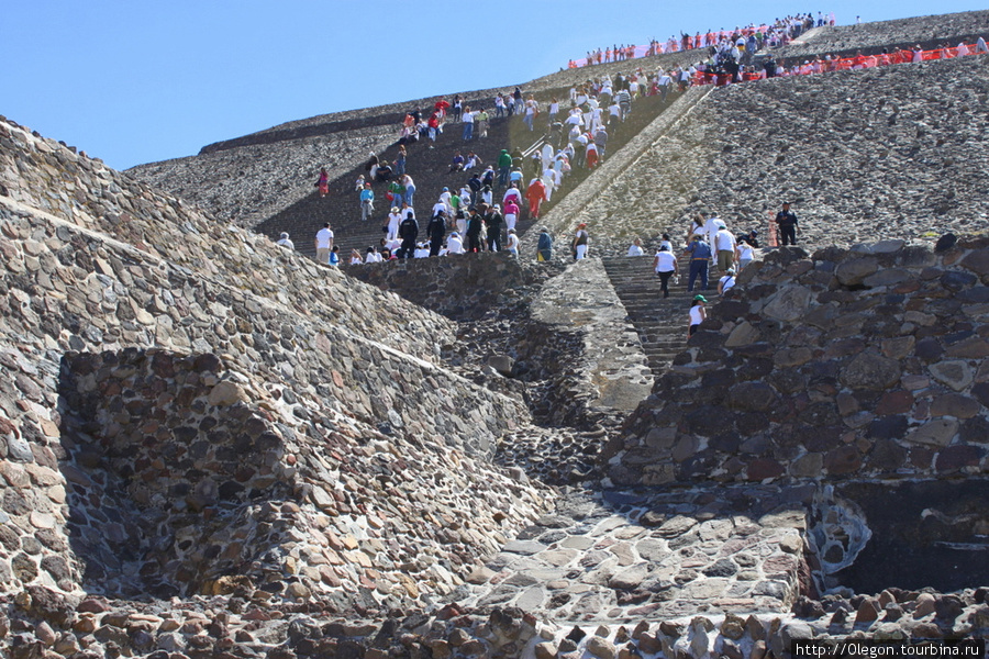 Подъём на пирамиду Теотиуакан пре-испанский город тольтеков, Мексика