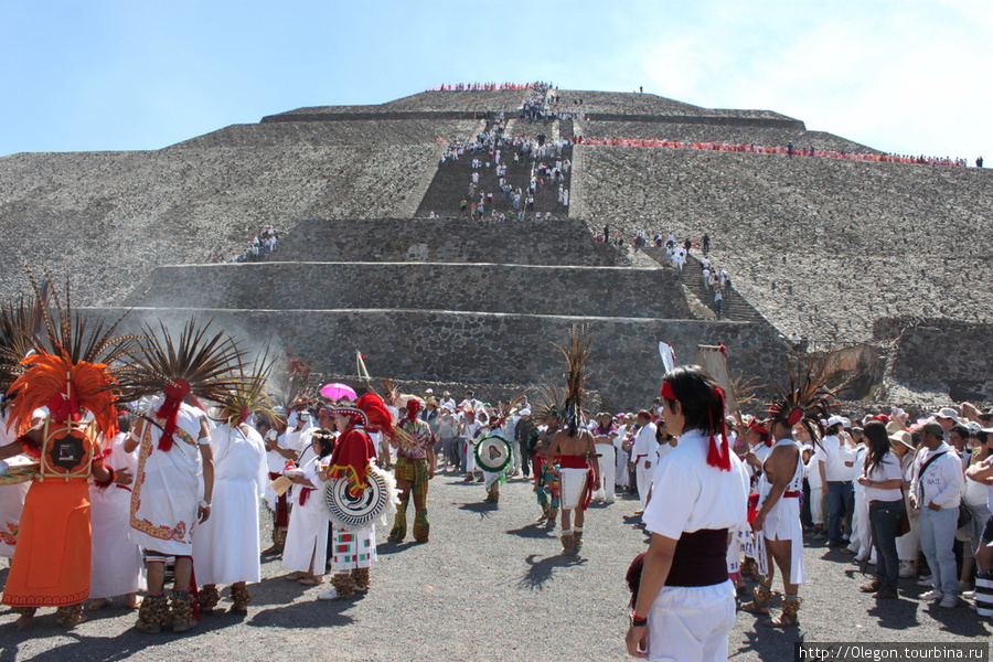 Танцы под пирамидой Солнца Теотиуакан пре-испанский город тольтеков, Мексика