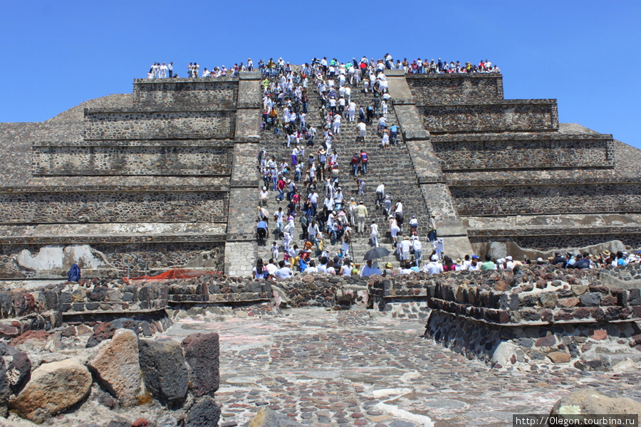 Пирамида в честь богини воды и луны Теотиуакан пре-испанский город тольтеков, Мексика