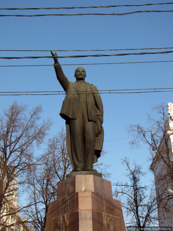 Бронзовый Ильич, указывающий рукой на Москву. Рязань, Россия