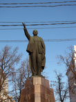 Бронзовый Ильич, указывающий рукой на Москву.