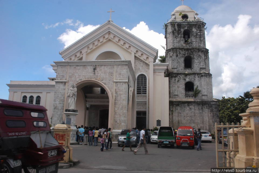 Эта церковь совмещена с современным учебным заведением. Остров Бохол, Филиппины