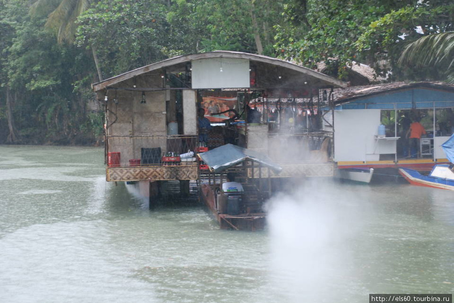 Толкает ресторан обычная моторная лодка. Чем ее только заправляют? Остров Бохол, Филиппины