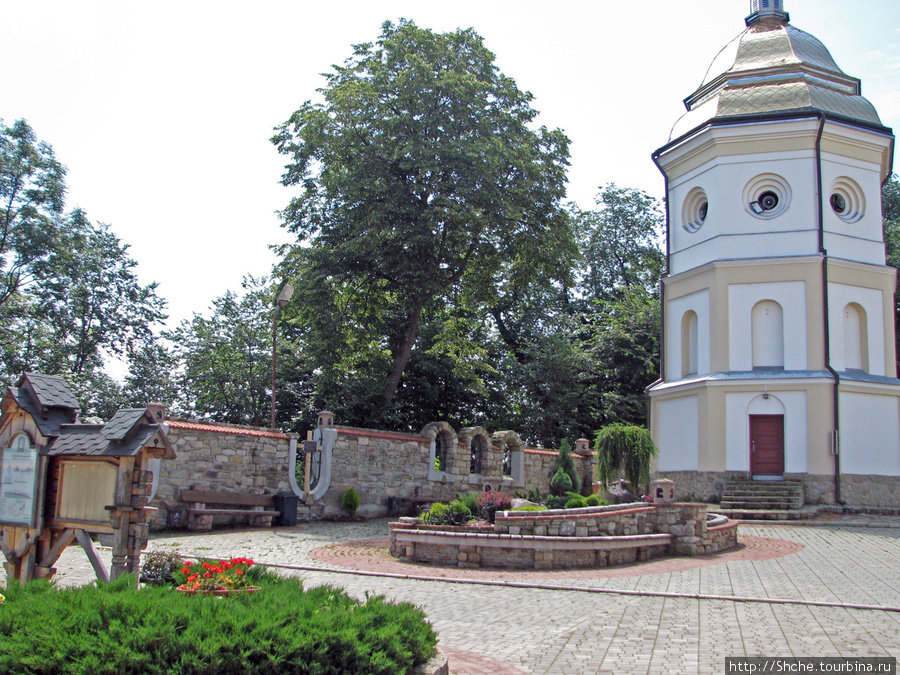 Двор и колокольня Гошев, Украина