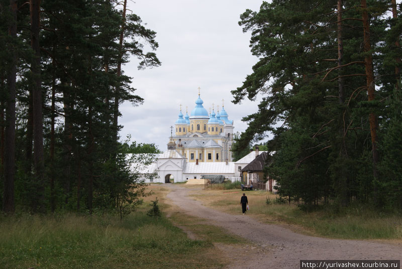 Панорама монастыря и дорога к Святой горе и Конь-камню. Остров Коневец, Россия