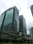 Современные здания из стекла и бетона — они похожи , как и в других странах.