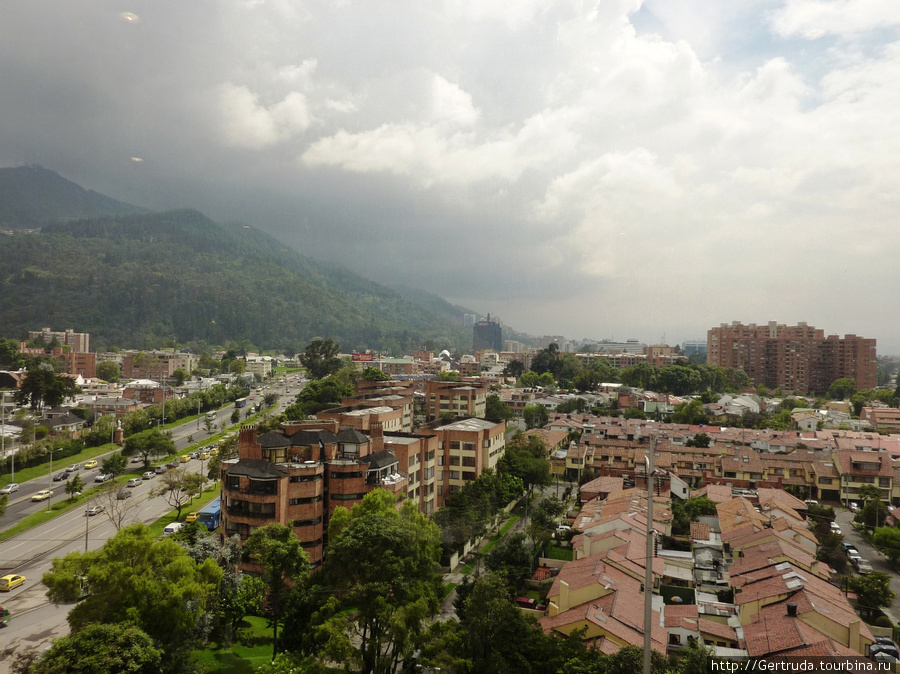 Вид на Боготу с 10 этажа гостиницы. Богота, Колумбия