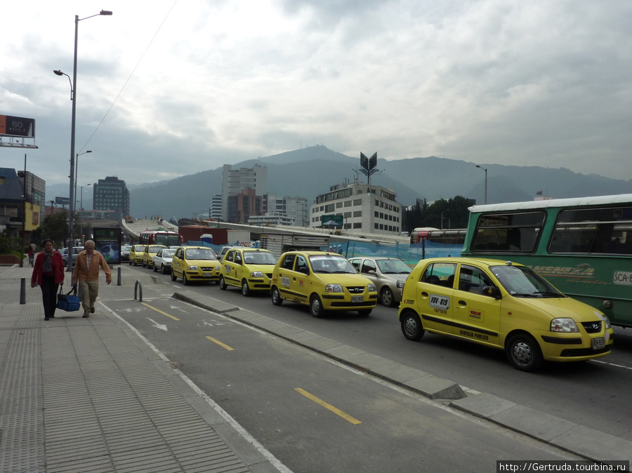 Вездесущие   желтые такси. Богота, Колумбия