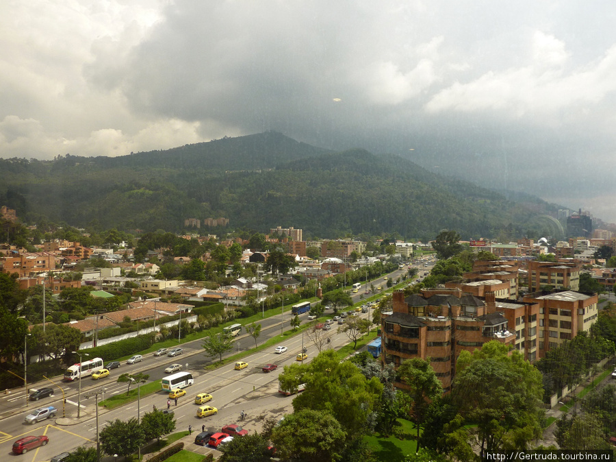 Вид из номера гостиницы  Боготу и горы. Богота, Колумбия