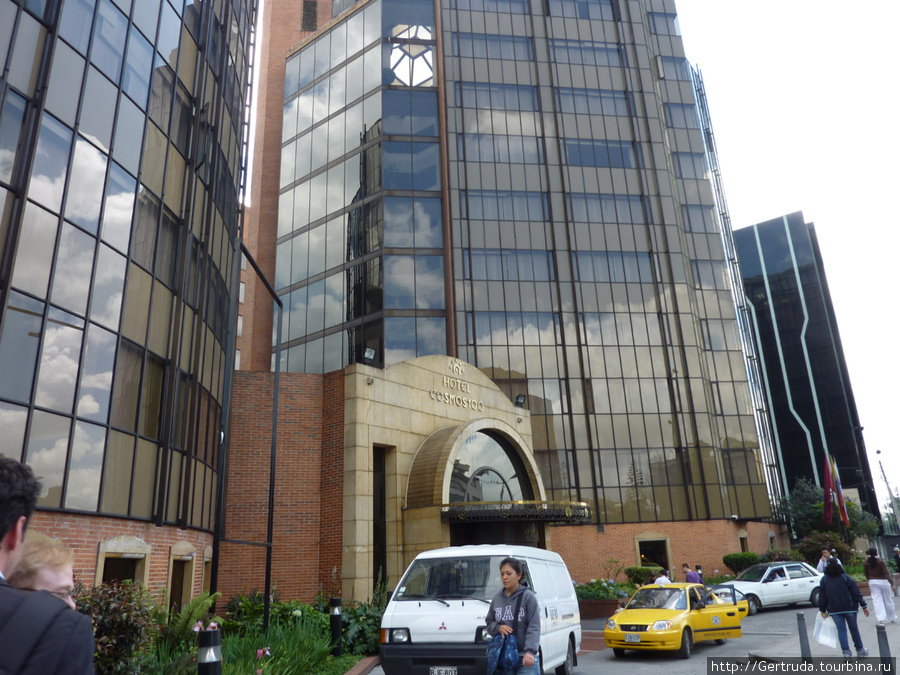 Две башни гостиницы с общим входом. Богота, Колумбия