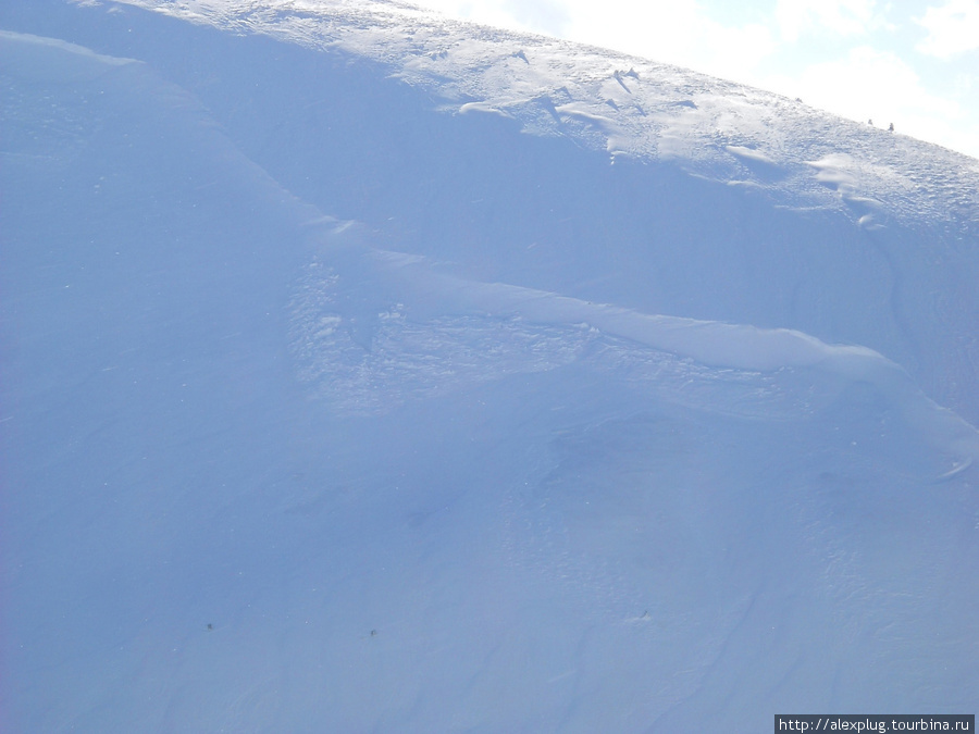 Несмотря на небольшое количество снега в этом году, на подветренном склоне скопилась масса, достаточная для схода трех крупных лавин. Ясиня, Украина