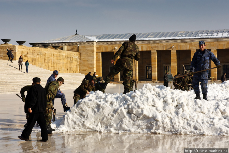 Солдатики убирают снег Анкара, Турция